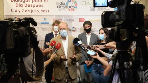 Igea durante la inaguración del foro "Diálogos para el día después"