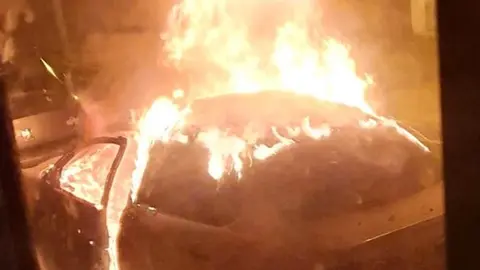 coche ardiendo calle churruca