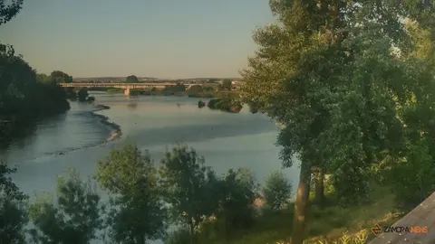 El puente de los Poetas al fondo