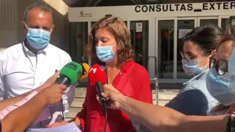 La delegada territorial durante la presentación de los carteles de vacunación