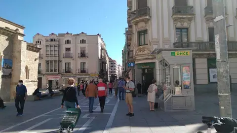 Viandantes en la calle Santa Clara