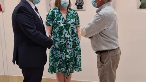 La consejera de Familia e Igualdad de Oportunidades, junto a Carlos.