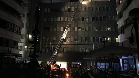 Bomberos en la calle Alas Clarín