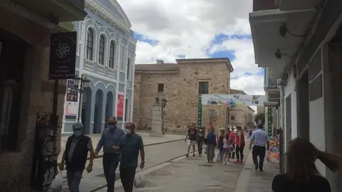 Viandantes por una calle de Zamora