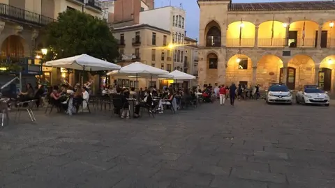 Ambiente a primera hora de la noche en plena Plaza Mayor