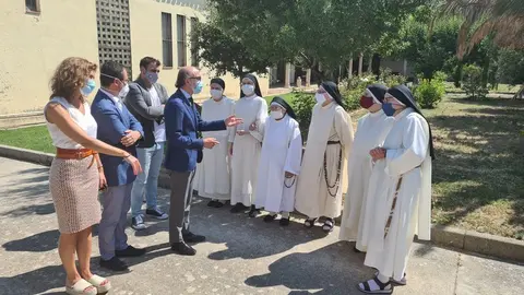El consejero de Cultura con las monjas del Santi Spiritus