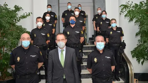 El subdelegado posa con los policías en prácticas