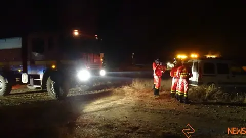 Efectivos de la lucha contra incendios durante un fuego nocturno en la pasada temporada