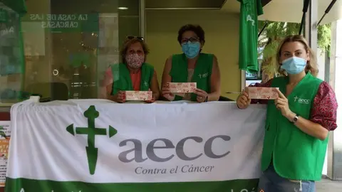 Voluntarias en la caseta de la AECC en Santa Clara