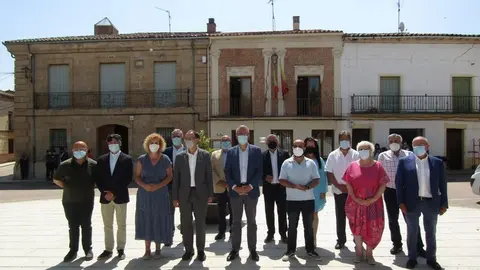 Foto de familia del delegado del Gobierno con los subdelegados en Fuentesaúco