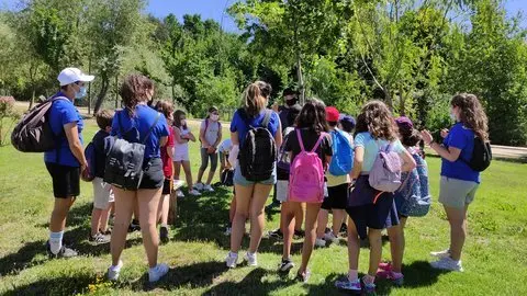Adolescentes en un campamento. Foto de Archivo
