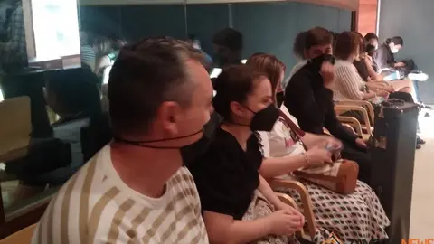 Los hermanos ganadores del certamen con sus padres