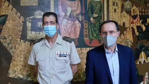 Ángel Blanco recibe al general de Brigada, Manuel Maldonado