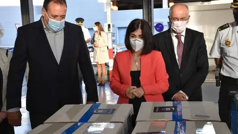 Carolina Darias asiste a la recepción de vacunas contra la COVID-19 en el aeropuerto de Gran Canaria