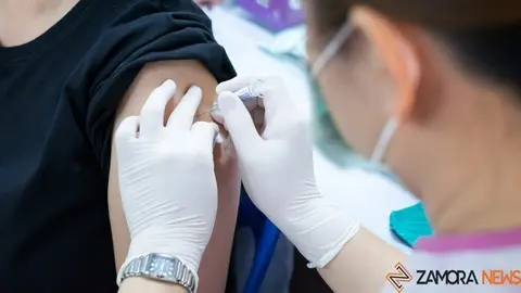 Una persona recibe la vacuna