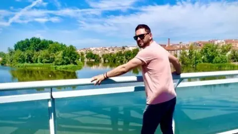 Javier Lirio, en el Puente de Hierro con la catedral al fondo