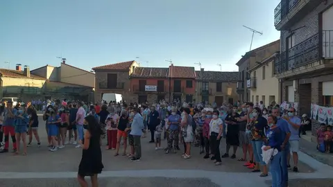 Imagen de la concentración en Carbajales de Alba contra la macrogranja porcina. Fotografía: CEDIDA