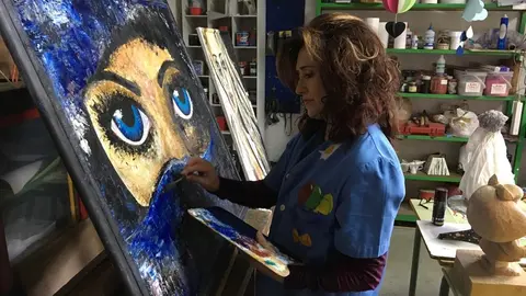 La zamorana Mila Pérez trabajando en el estudio de su casa