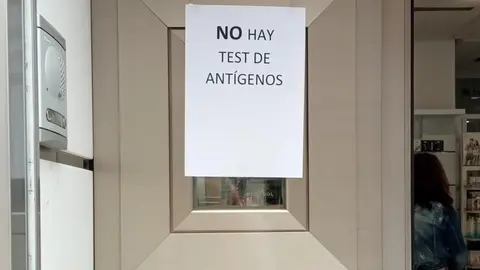 Cartel en una de las farmacias en pleno centro de Zamora