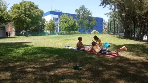 Niños en la piscina del Tránsito