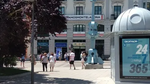 Viandantes en la Plaza de la Marina