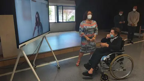 La directora de la residencia de los Valles de Benavente con una interna