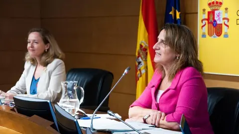 La vicepresidenta primera y ministra de Asuntos Económicos
y Transformación Digital, Nadia Calviño, y la vicepresidenta tercera y ministra para
la Transición Ecológica y el Reto Demográfico, Teresa Ribera
