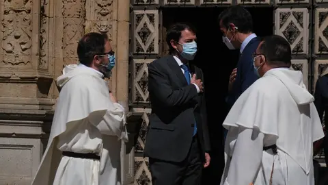 Mañueco saluda al presidente del Gobierno a su llegada a Salamanca