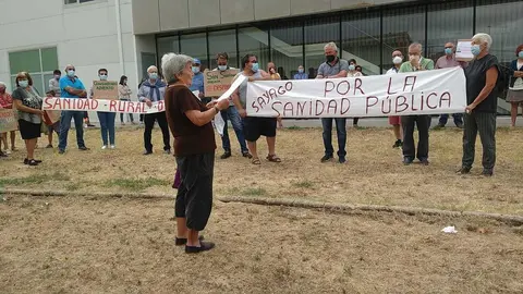 Lectura del manifiesto de protesta ante el centro de salud de Bermillo. Fotografía: CEDIDA
