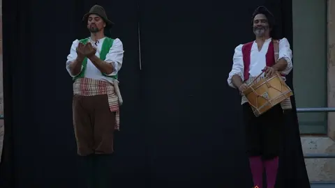 Teatro en la Plaza de la Catedral