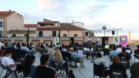 Artistas jóvenes en la terraza del Teatro Ramos Carrión