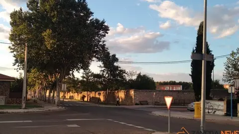 Un viandante por un calle de Zamora