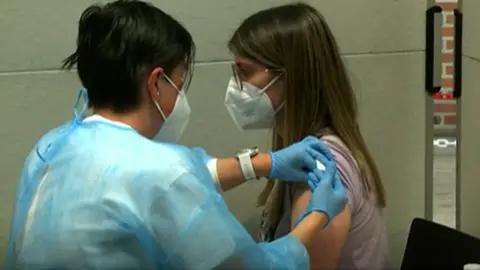 Una joven recibe la vacuna contra el coronavirus
