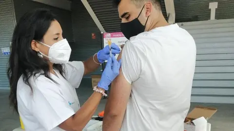 Vacunación a los primeros veinteañeros