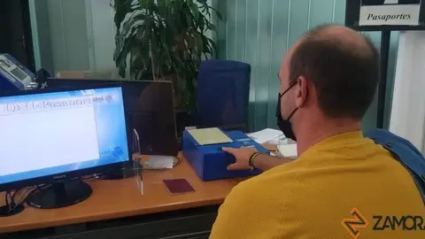 Un residente en Barcelona renueva su DNI en la Comisaría de Zamora