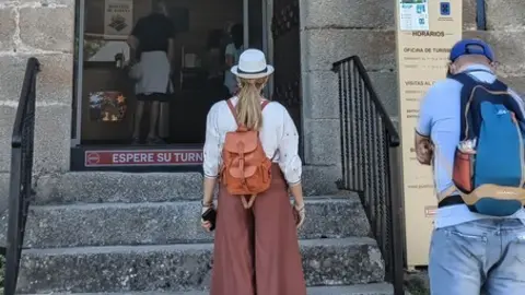Turistas esperan cola para visitar el Castillo de Puebla de Sanabria
