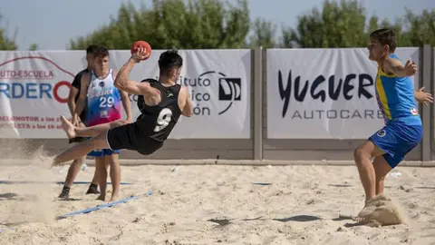 Imagen de los entrenamientos con la selección de balonmano playa. Fotografía: Club Balonmano Zamora