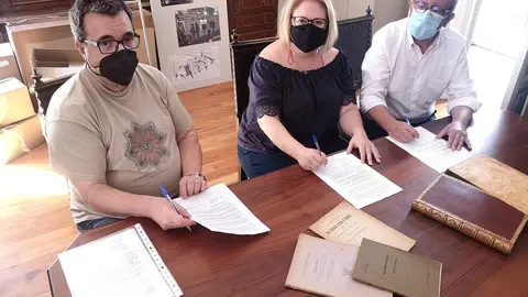 Acto de entrega de los libros "Ledo del Pozo" al Ayuntamiento de Benavente