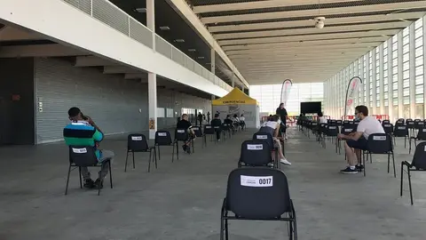 Jóvenes se vacunan en Ifeza