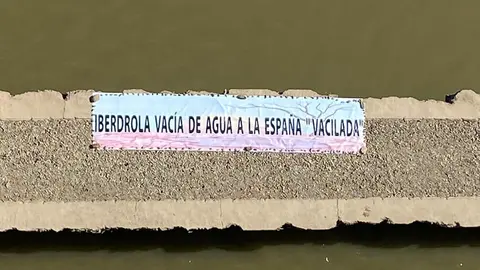Pancarta sobre el puente chiquito de Manzanal