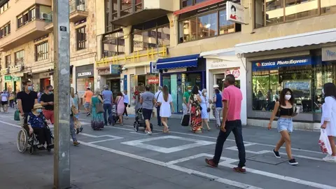 Zamoranos por la céntrica calle de Santa Clara