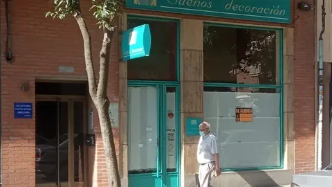 Un viandante por la calle de la Amargura de Zamora