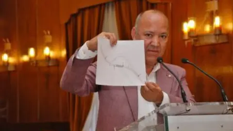 Barrios muestra el proyecto del puente sobre la carretera de La Hiniesta. Foto de Archivo