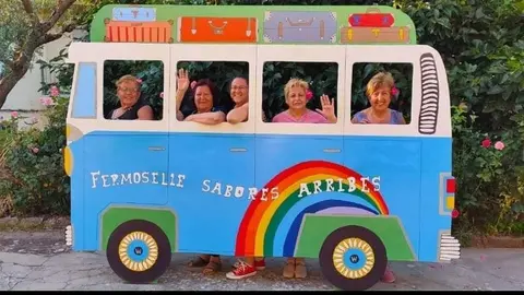 Las voluntarias de Fermoselle posan en el nuevo rincón decorado con motivo del II Encuentro Hispano Luso Sabores de Arribes. Fotografía: Sara GS