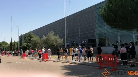 Colas en el vacunódromo de Ifeza