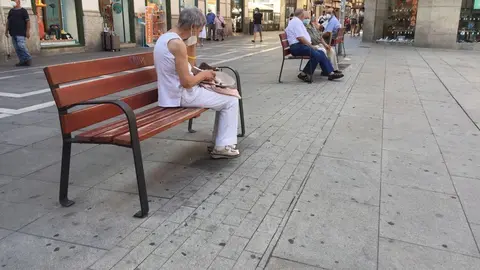 Zamoranos descansado en los jardines frente al Palacio de los Momos