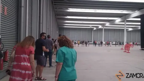 Cola para vacunarse en Ifeza