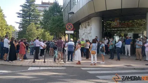 Minuto de silencio a las puertas de la Delegación de la Junta