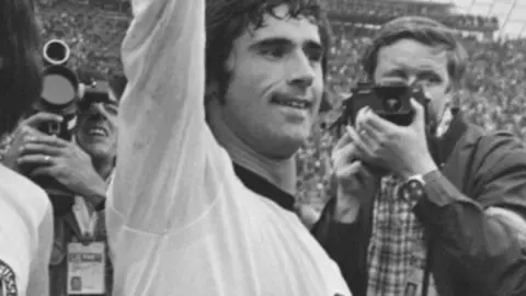 Gerd Müller levantando la Copa del Mundo de 1974. | FOTO: Wikipedia
