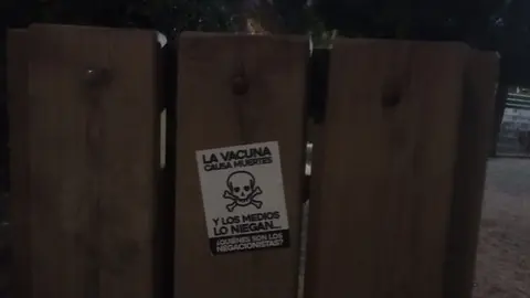 Pegatina colocada en el parque León Felipe